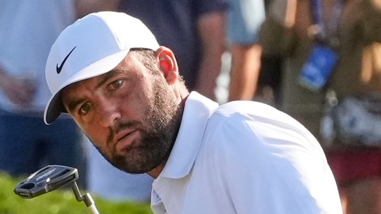 Scottie Scheffler katselee laukaustaan ​​toisella vihreällä The Playersin kolmannella kierroksella 