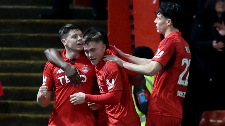 Kevin Nisbet celebrates with his team-mates after scoring Aberdeen's equaliser from the penalty spot