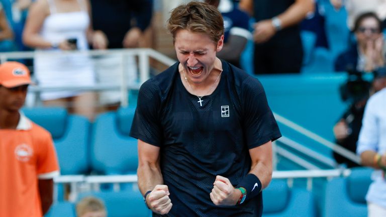 Sebastian Korda juhlii Miami Openissa (kuva: Chris Arjoon/Icon Sportswire) (Icon Sportswire AP Imagesin kautta)