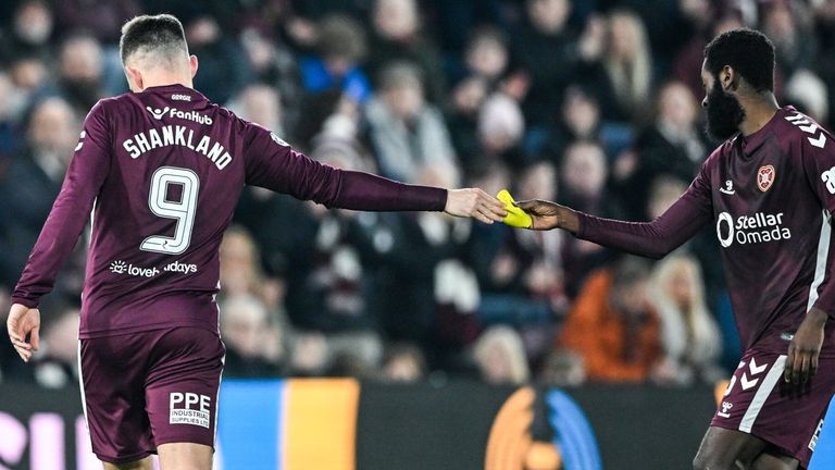 EDINBURGH, Skotlanti - 17. TAMMIKUU: Hearts'n Lawrence Shankland (L) luovuttaa kapteenin käsivarsinauhan Beni Baningimelle, kun hänet vaihdetaan loukkaantumisen seurauksena Heart of Midlothianin ja Falkirkin välisessä ottelussa Tynecastle Parkissa 2. tammikuuta 26. tammikuuta 26. Edtburgissa, Scotlandissa. (Kuva Paul Devlin / SNS Group)