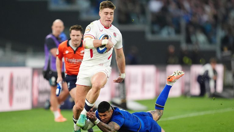 Seb Atkinson viene affrontato da Monty Ioane