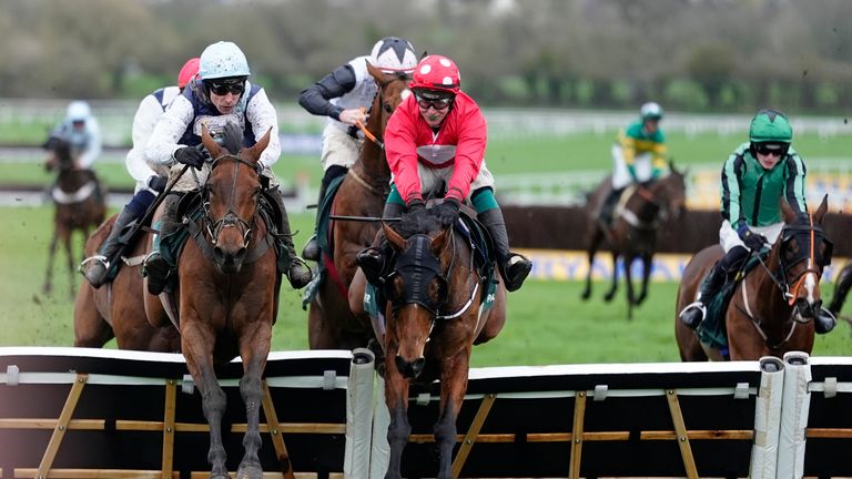 Home By The Lee (punainen) taistelee Kabral Du Mathanin ohi Stayers' Hurdlessa