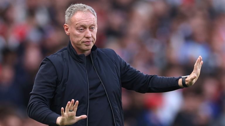 Leicester's head coach Steve Cooper gestures during the English Premier League soccer match between Arsenal and Leicester City at the Emirates Stadium in London, Saturday, Sept. 28, 2024. (AP Photo/Ian Walton)
