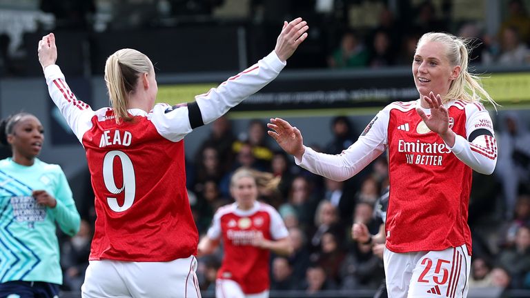Stina Blackstenius celebrates scoring her Arsenal's second goal