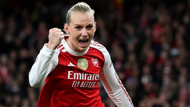 Stina Blackstenius celebra llevar al Arsenal a una ventaja de 1-0 contra el Chelsea en el partido de ida de cuartos de final de la Liga de Campeones Femenina.