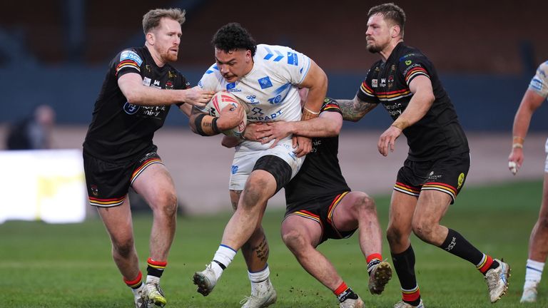 Tyler Dupree (al centro) del Toulouse Olympique viene affrontato da Ryan Sutton e Zac Fulton dei Bradford Bulls