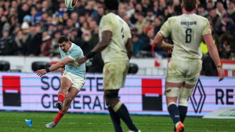 Thomas Ramos potkaisi Ranskan voittavan rangaistuspotkun (AP Photo/Michel Euler)