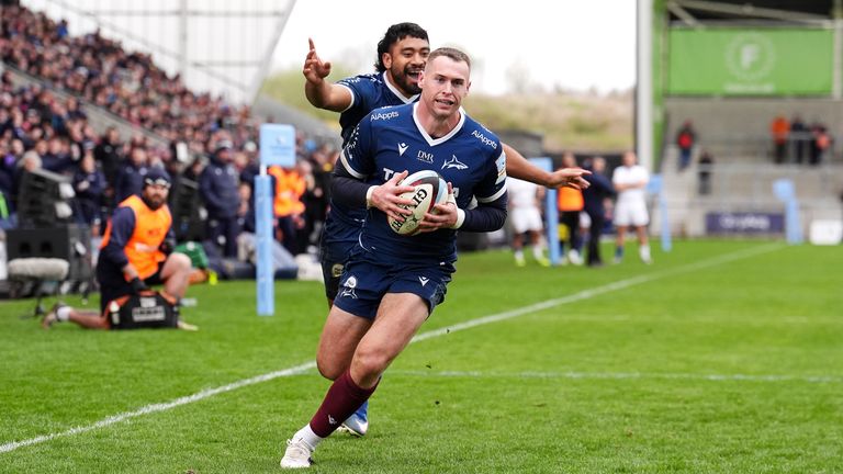 Tom Roebuck dei Sale Sharks segna una meta