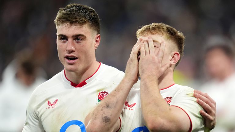 Tommy Freeman e Fin Smith dell'Inghilterra appaiono sconsolati dopo la partita delle Sei Nazioni maschili del Guinness allo Stade de France di Parigi,