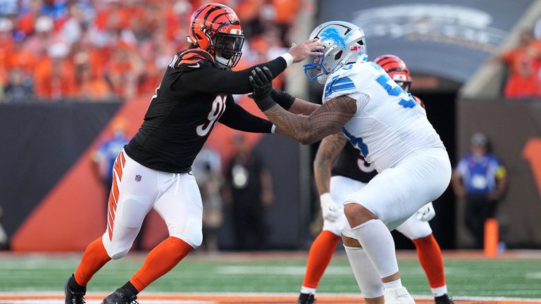 Trey Hendrickson lancia il quarterback contro il placcaggio offensivo dei Detroit Lions Penei Sewell (AP Photo/Kareem Elgazzar)