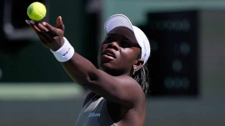 Kanadalainen Victoria Mboko syöttää valkovenäläistä Aryna Sabalenkaa vastaan ​​neljännesvälierässä BNP Paribas Open -tennisturnauksessa torstaina 12. maaliskuuta 2026 Indian Wellsissä, Kaliforniassa (AP Photo/Mark J. Terrill)
