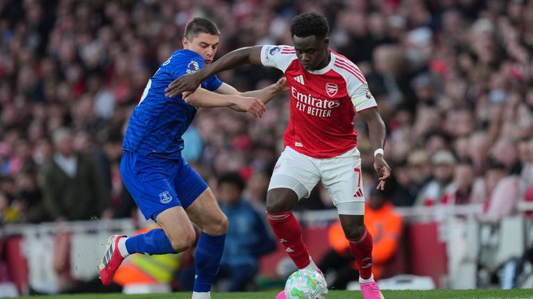 Everton's Vitaliy Mykolenko and Arsenal's Bukayo Saka compete for the ball (AP Photo/Kin Cheung)