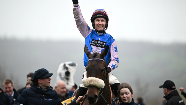 White Noise ridden by Thomas Bellamy (centre) on their way to winning the Ryanair Mares' Novices' Hurdle 