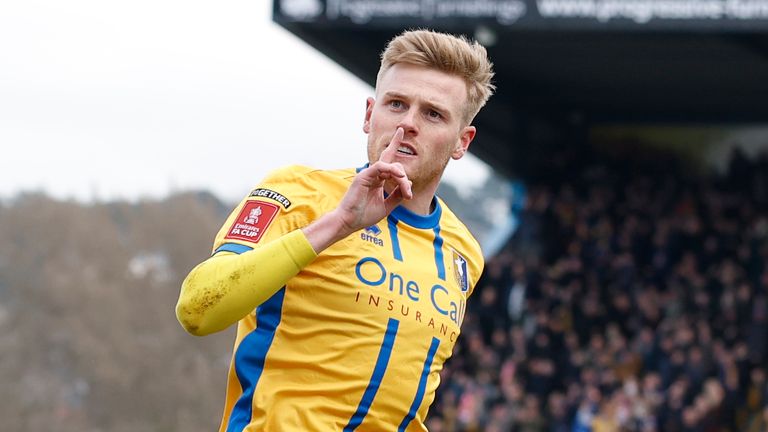 Will Evans festeggia dopo aver pareggiato per Mansfield contro l'Arsenal
