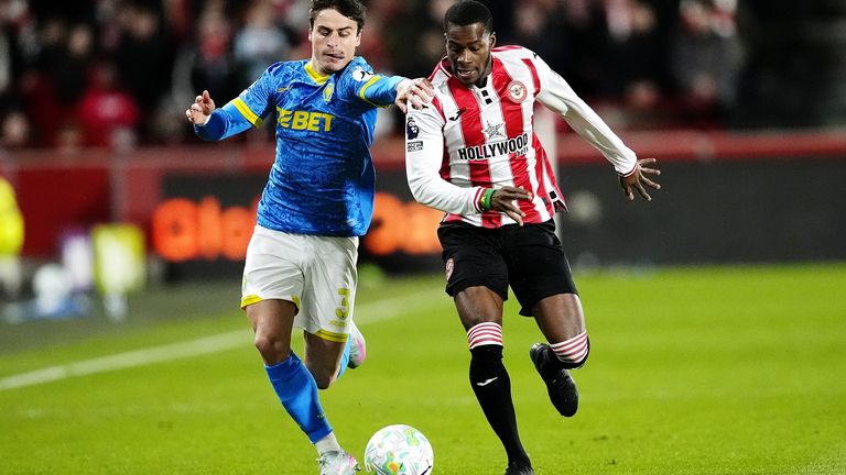 Wolverhampton Wanderers' Hugo Bueno (left) and Brentford's Dango Ouattara battle for the ball 