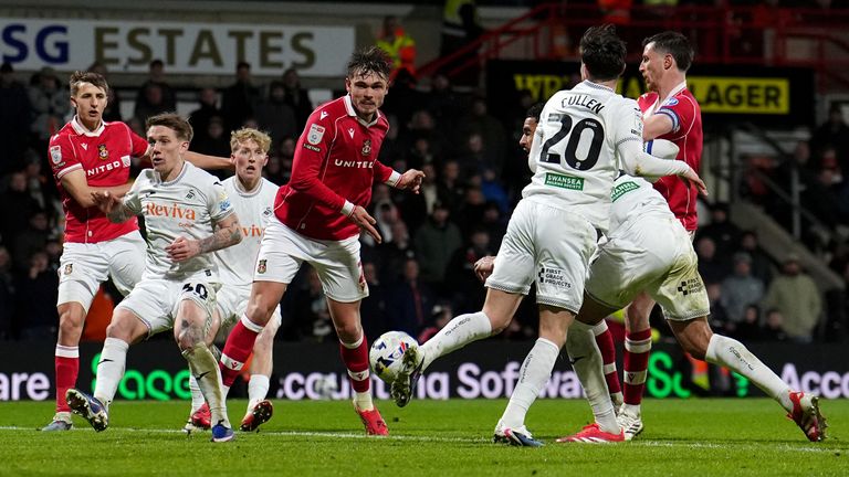 Wrexhamin Callum Doyle (keskellä) puskee pallon Swansea Cityn Liam Cullenia vastaan, joka tekee oman maalin 