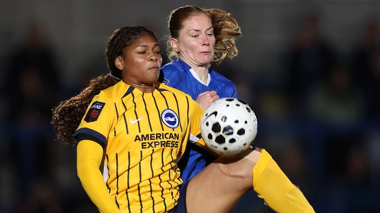 Madison Haley is challenged by Sjoeke Nuesken 