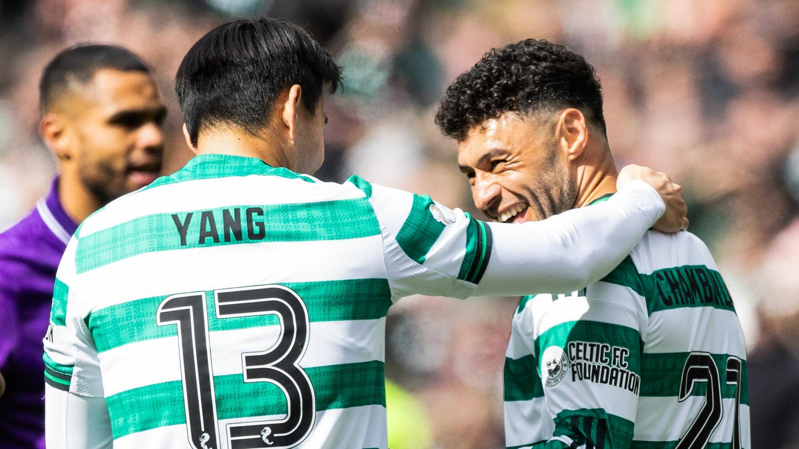 Celtic 1-0 St Mirren: Alex Oxlade-Chamberlain scores to keep pressure on Scottish Premiership leaders Hearts