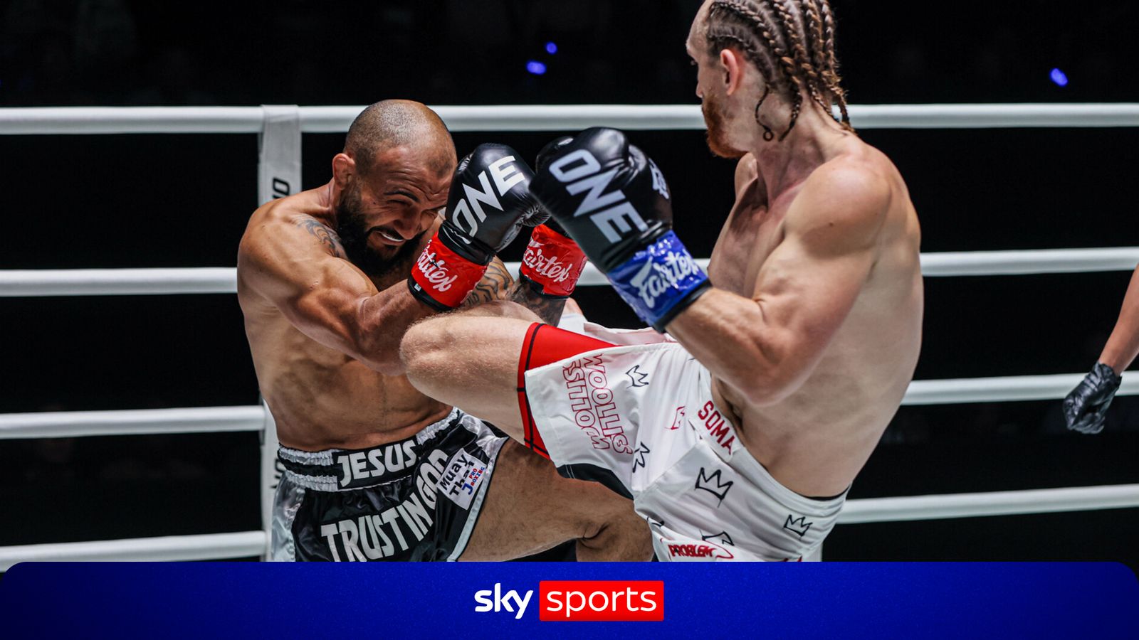 Brit Ben Woolliss drops John Lineker with brutal calf kicks!