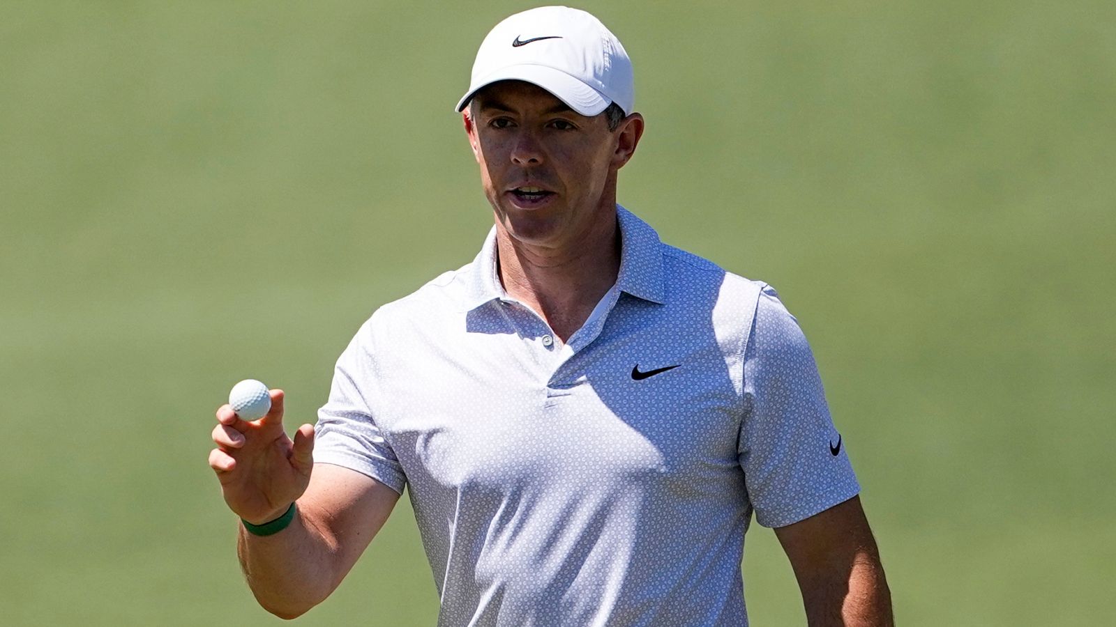 The Masters: Rory McIlroy bouwt historische voorsprong op halverwege titelverdediging op Augusta National terwijl Bryson DeChambeau een schot mist | Golfnieuws