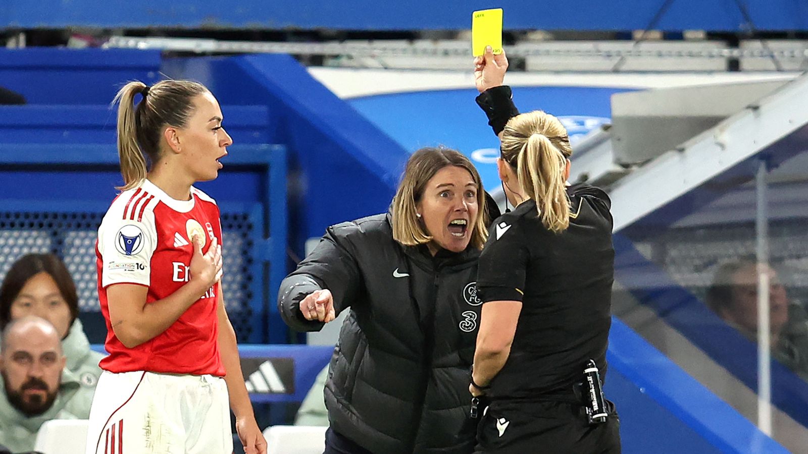 Chelsea 1-0 Arsenal (Agg: 2-3): Sonia Bompastor opnieuw boos op VAR nadat Katie McCabe aan het haar van Alyssa Thompson trekt, niet beoordeeld in WCL-wedstrijd | Voetbalnieuws