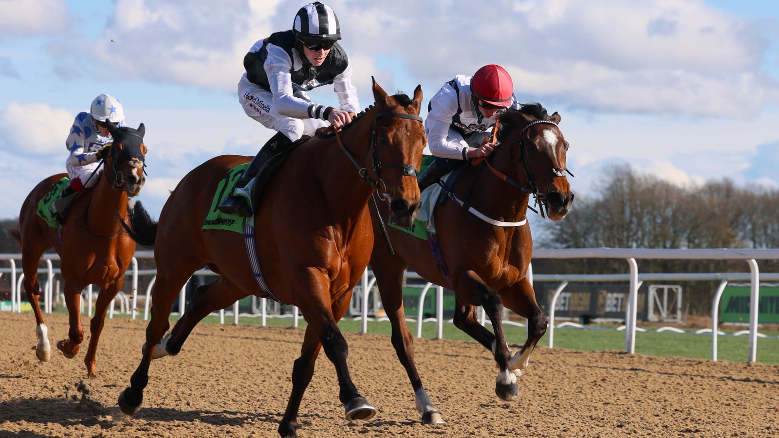 All-Weather Championship: Glen Rovers claimen de Easter Classic-prijs terwijl de Tyrrheense Zee wraak neemt op bondskanselier | Racenieuws