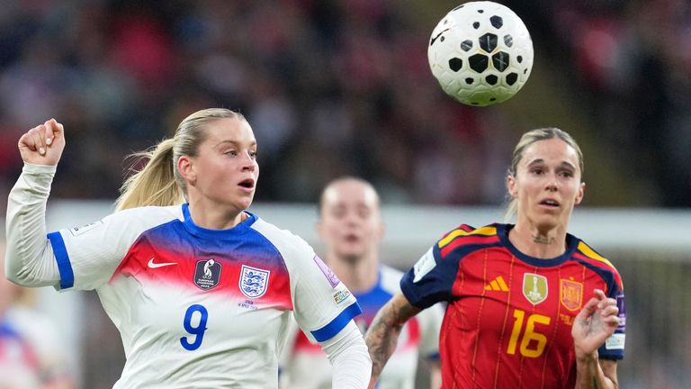 Alessia Russo battles for the ball against Mapi Leon at Wembley