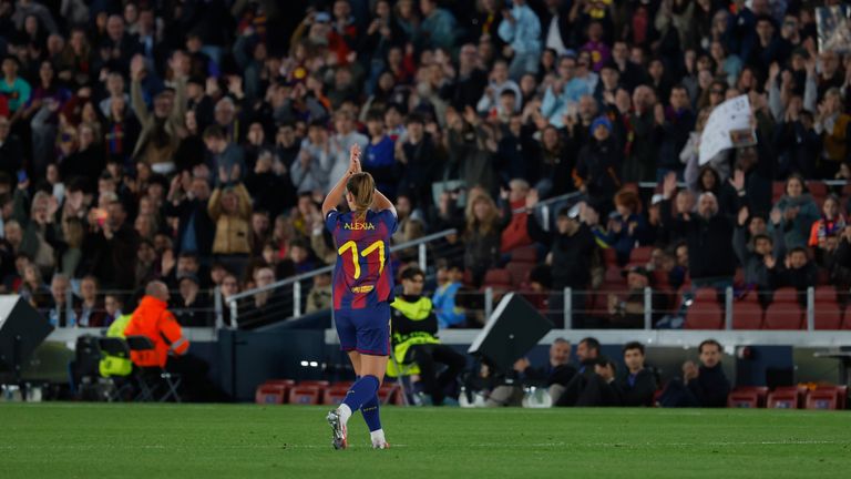 The Spotify Camp Nou were on their feet to applaud Alexia Putellas when she left the field