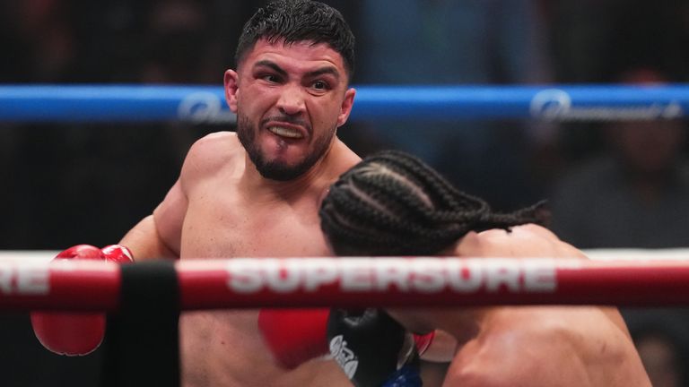 Andres Cortes atterra su Eridson Garcia durante la vittoria di Zuffa 05