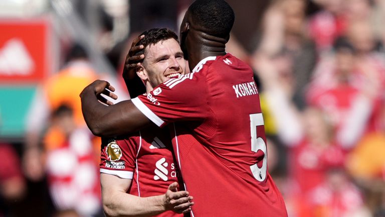 Andy Robertson di Liverpool festeggia dopo aver segnato il secondo gol della sua squadra