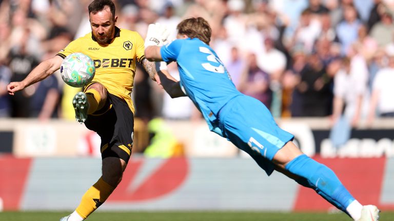 Antonin Kinsky fez esta defesa dramática de Adam Armstrong na vitória do Tottenham sobre o Wolves