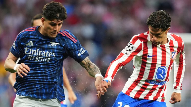 Arsenal's Piero Hincapie and Atletico Madrid's Giuliano Simeone battle for the ball 