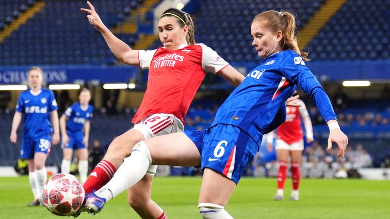 Arsenal's Mariona Caldentey and Chelsea's Sjoeke Nusken battle for the ball 