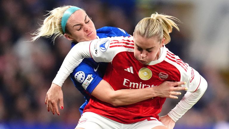 Arsenal's Alessia Russo and Chelsea's Ellie Carpenter battle for the ball