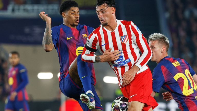 Barcelona's Marcus Rashford, left, challenges for the ball with Atletico Madrid's Julian Alvarez during the Champions League quarterfinal first leg soccer match between Barcelona and Atletico Madrid in Barcelona, Spain, Wednesday, April 8, 2026. (AP 