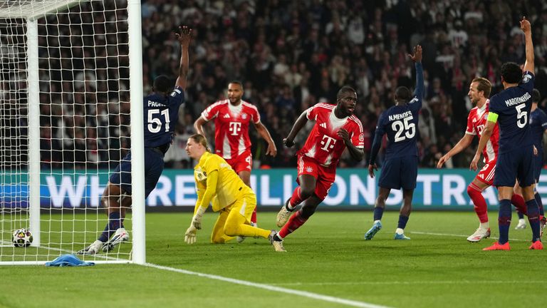 Dayot Upamecano marcou de bola parada e colocou o Bayern de Munique a dois gols do PSG
