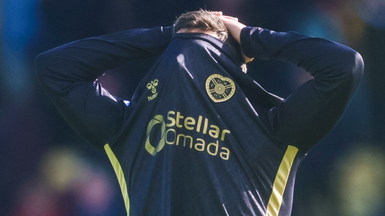 LIVINGSTON, SCOZIA - 5 APRILE: Claudio Braga di Hearts sembra sconsolato a tempo pieno durante una partita di William Hill Premiership tra Livingston e Heart of Midlothian presso la Home of the Set Fare Arena, il 5 aprile, a Livingston, in Scozia. (Foto di Ross MacDonald / Gruppo SNS)