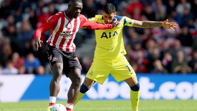 Brian Brobbey segura Cristian Romero na vitória do Sunderland sobre o Tottenham