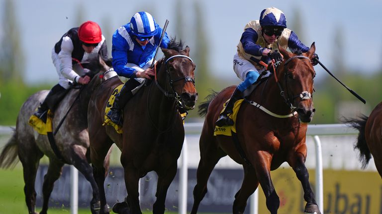 Convergente montado por Clifford Lee (à direita) em seu caminho para vencer o Dubai Duty Free Finest Surprise Stakes em Newbury