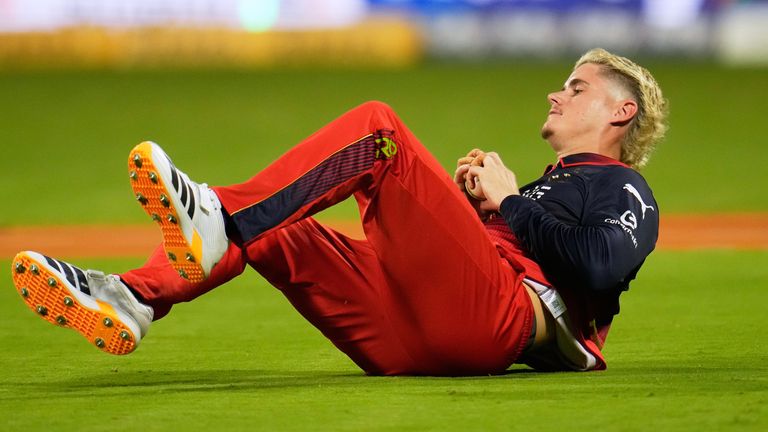 Jacob Bethell, de la Royal Challengers Bengaluru, renunță la Jamie Overton de la Chennai Super Kings (AP Photo/Aijaz Rahi)