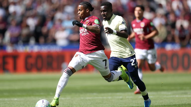 Crysencio Summerville of West Ham runs with the ball while under pressure from Idrissa Gueye of Everton