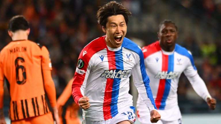 Daichi Kamada, do Crystal Palace, comemora o segundo gol contra o Shakhtar Donetsk
