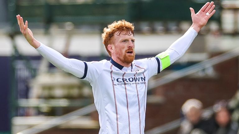 Dundee's Simon Murray celebrates after scoring to make it 1-1 