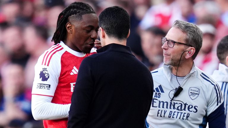 Eberechi Eze speaks to Mikel Arteta as he comes off with an injury