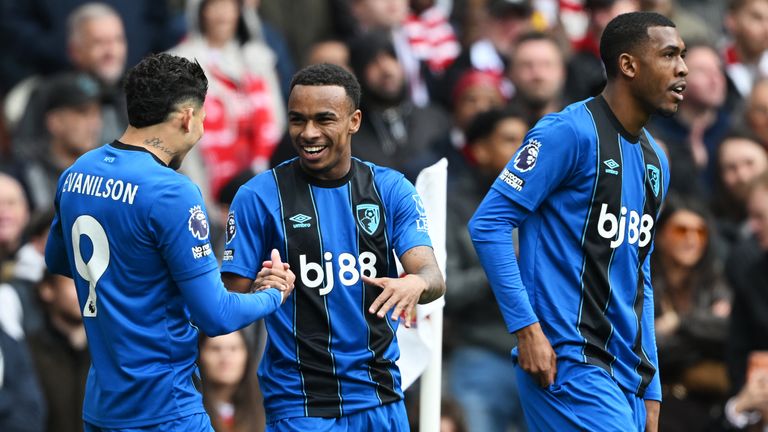 Eli Junior Kroupi scoring the opening goal with Evanilson and Rayan