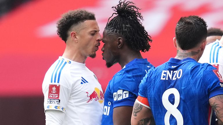 Ethan Ampadu di Leeds United (a sinistra) e Romeo Lavia di Chelsea si scontrano durante una pausa per un drink