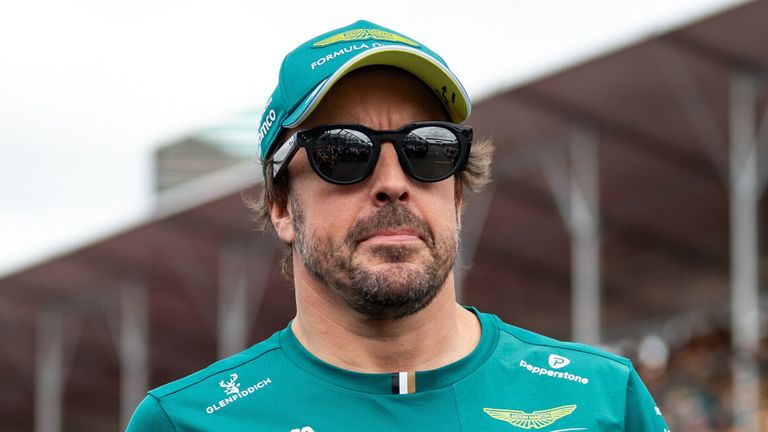 Fernando Alonso (Aston Martin Aramco F1 Team, Spain, #14) during the driver parade, AUS, Formula 1 World Championship, Australian Grand Prix, Albert Park Circuit, Melbourne, Race, Season 2026, 08.03.2026 Photo by: Memmler/picture-alliance/dpa/AP Images