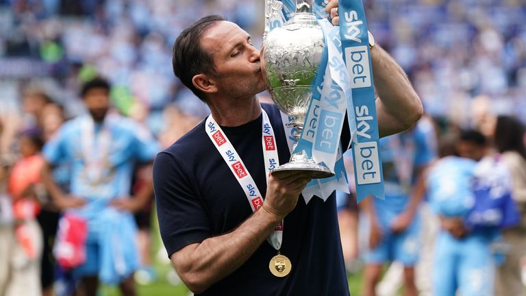 Frank Lampard kisses the Sky Bet Championship trophy 