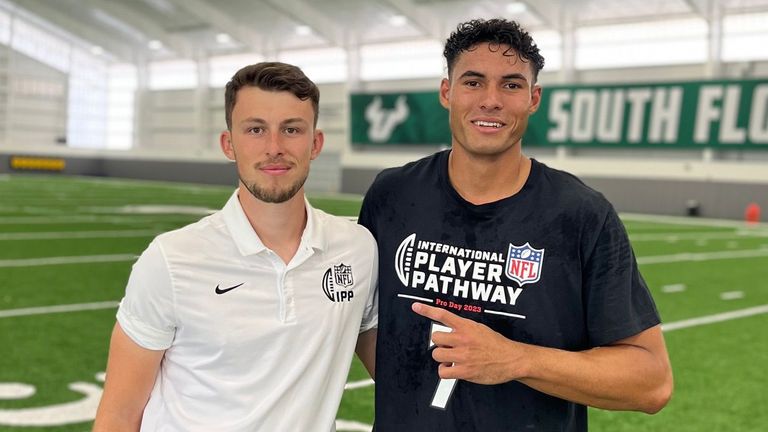 Reynolds pictured with Australian tight end Patrick Murtagh