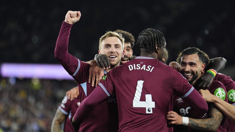Jarrod Bowen comemora o terceiro gol do West Ham na vitória sobre o Wolves